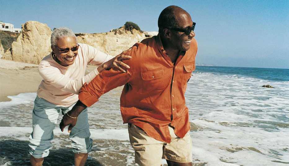 Una pareja se divierte en la playa