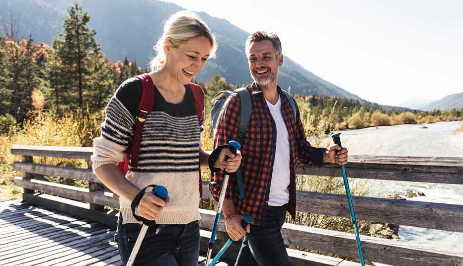 Una pareja disfruta del senderismo