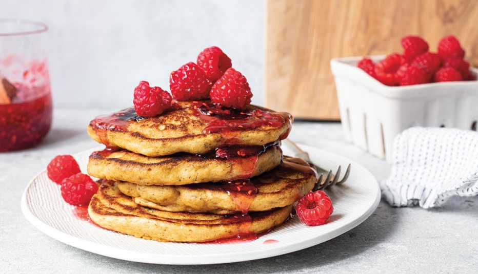 Pancakes de banana con moras de temporada