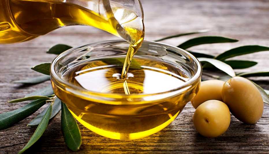 Vertiendo aceite de oliva en un envase pequeño