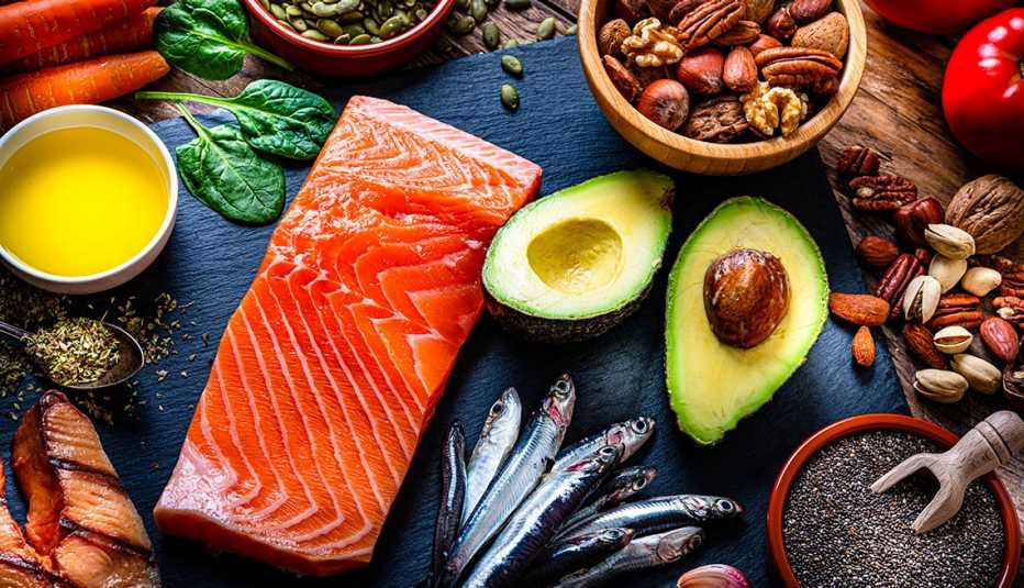 Alimentos saludables sobre una mesa vistos desde arriba