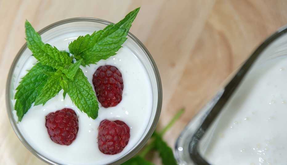 Bebida de kéfir con frambuesas y menta