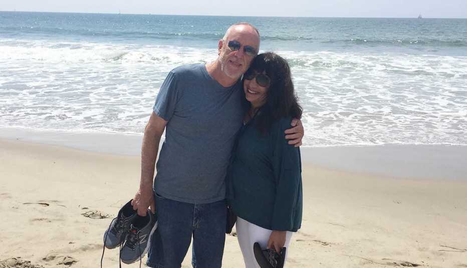 Ann Brenoff y su pareja en la playa
