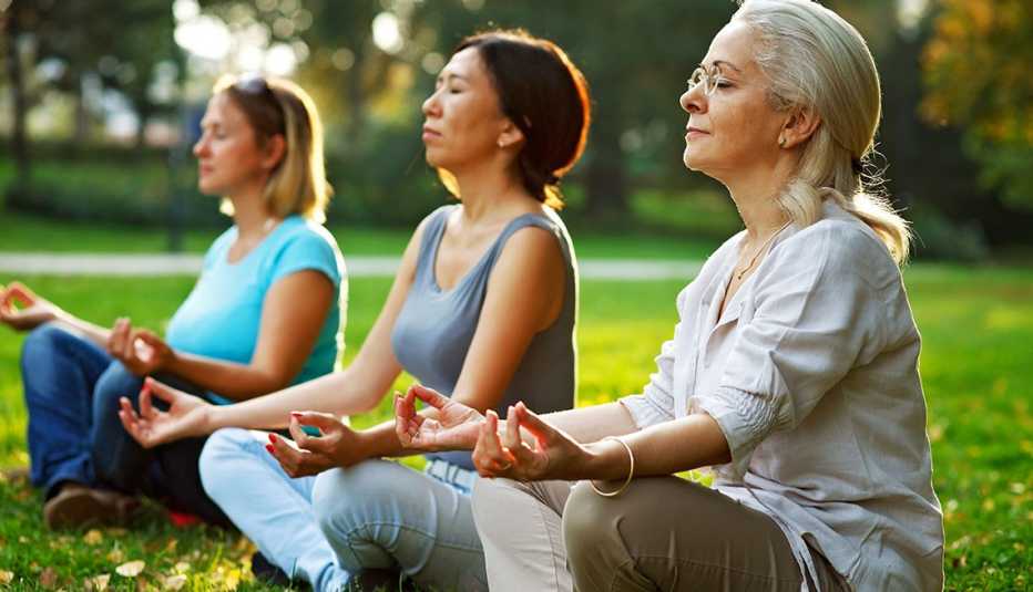 Tres mujeres meditando