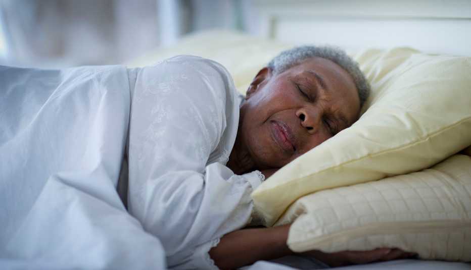 Una mujer duerme placenteramente
