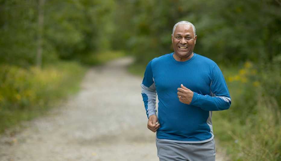 Un hombre corre por un sendero