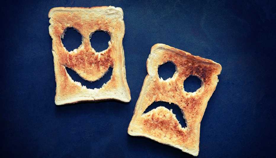 Dos rebanadas de pan tostado con cara feliz y otra triste