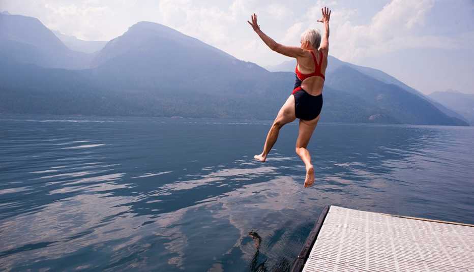 Una mujer brinca al agua