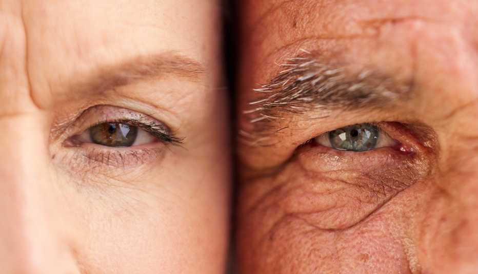 Vista cercana de una mujer y un hombre a quienes se le ve solo un ojo y las arrugas a su alrededor