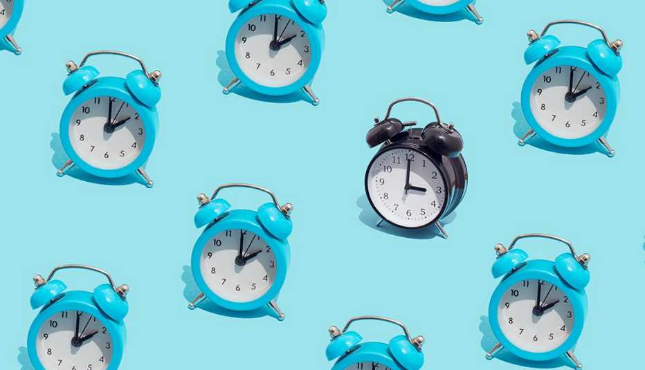Relojes azules y uno negro sobre un fondo azul