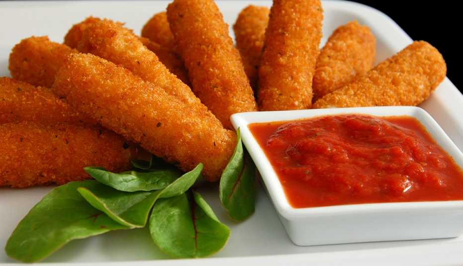 Palitos de queso fritos y salsa de tomate marinara