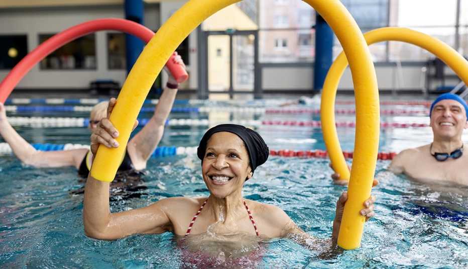 Una mujer haciendo ejercicio en una piscina.