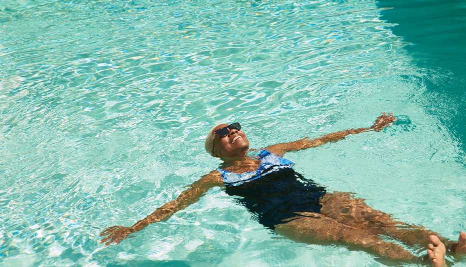 Una mujer flota en una piscina