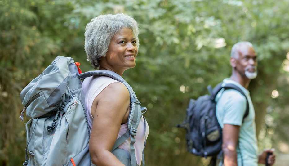 Una pareja hace una caminata por un bosque