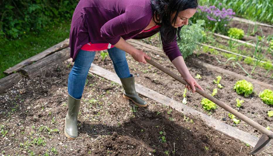 Mujer trabajando en el huerto