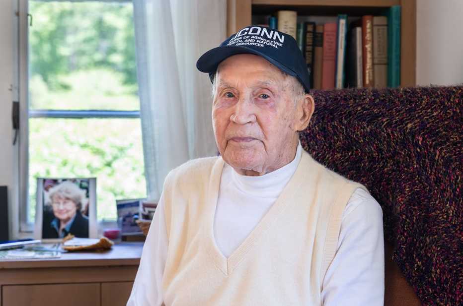 William Aho, de 105 años, posa para una foto en su hogar
