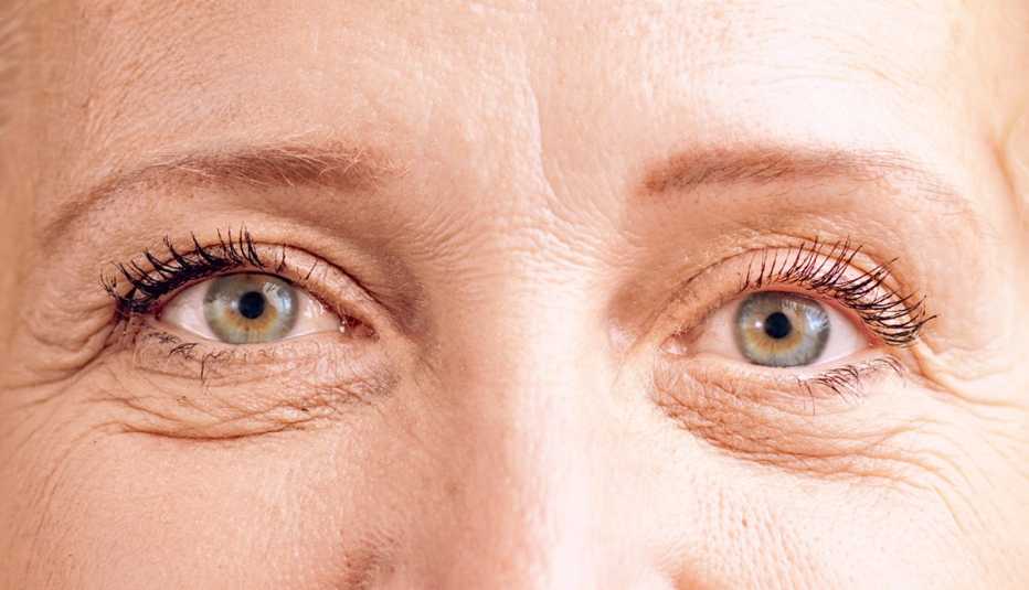 Toma cercana de los ojos de una mujer