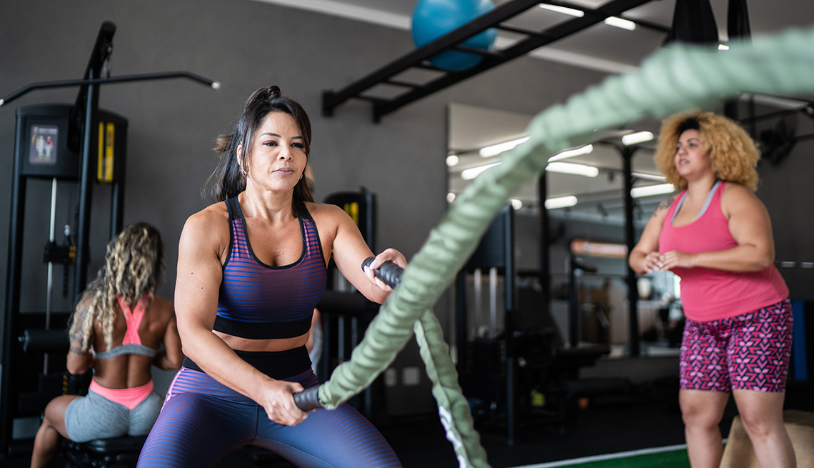 Mujeres entrenan en un gimnasio