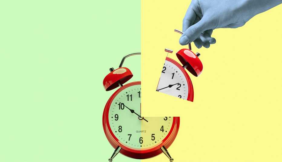 Una mano desprende uan cuarta parte de un reloj despertador
