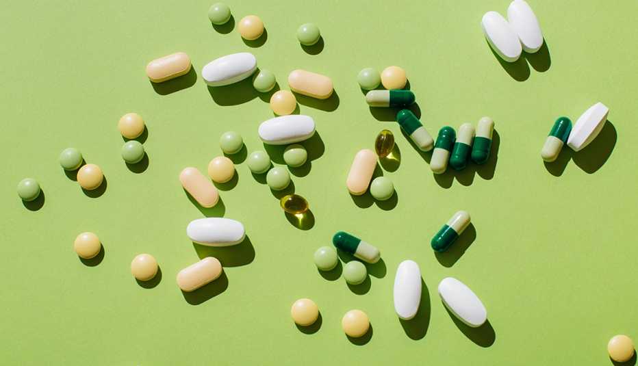 Todo tipo de vitaminas esparcidas