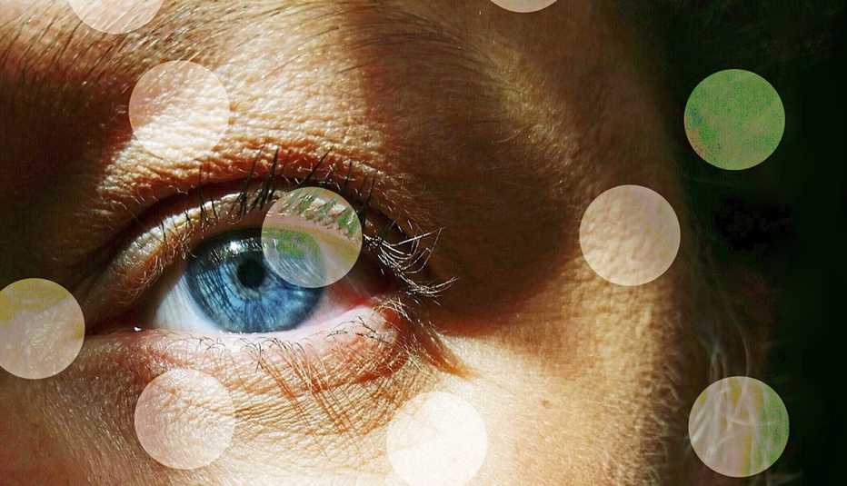 Acercamiento del ojo de una persona y círculos a su alrededor