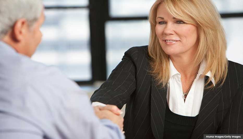 Reunión de negocios. Consejos para mejorar su perfil de LinkedIn.