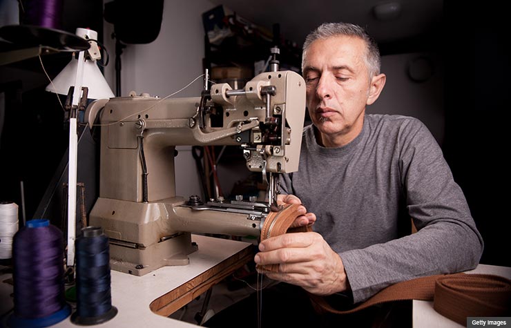 Hombre con una máquina de cocer, talentos naturales que hacen dinero