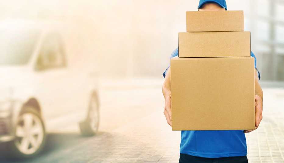 Hombre sosteniendo cajas 