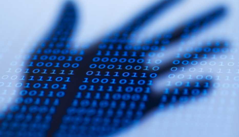 Sombra de una mano sobre un código binario - Tu identidad digital ayuda en tu búsqueda de trabajo