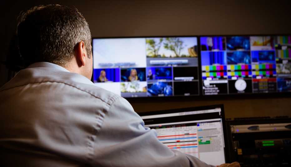 Hombre en un sala de edición de video - Empleos con un salario anual superior a los 100 mil dólares