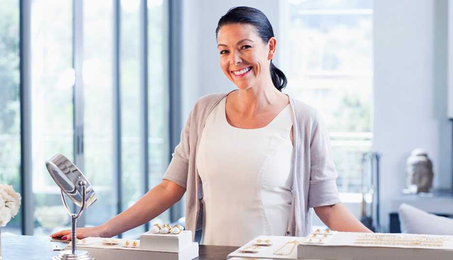 Mujer detrás del mostrador de una joyería - Empleos con un salario anual superior a los 100 mil dólares