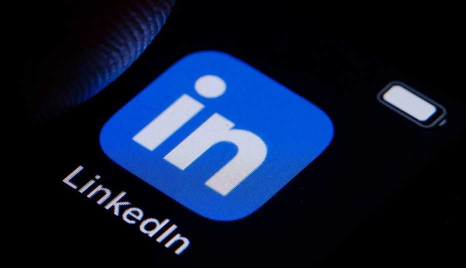 Ícono de la red de trabajo de Linkedin en la pantalla de un teléfono móvil