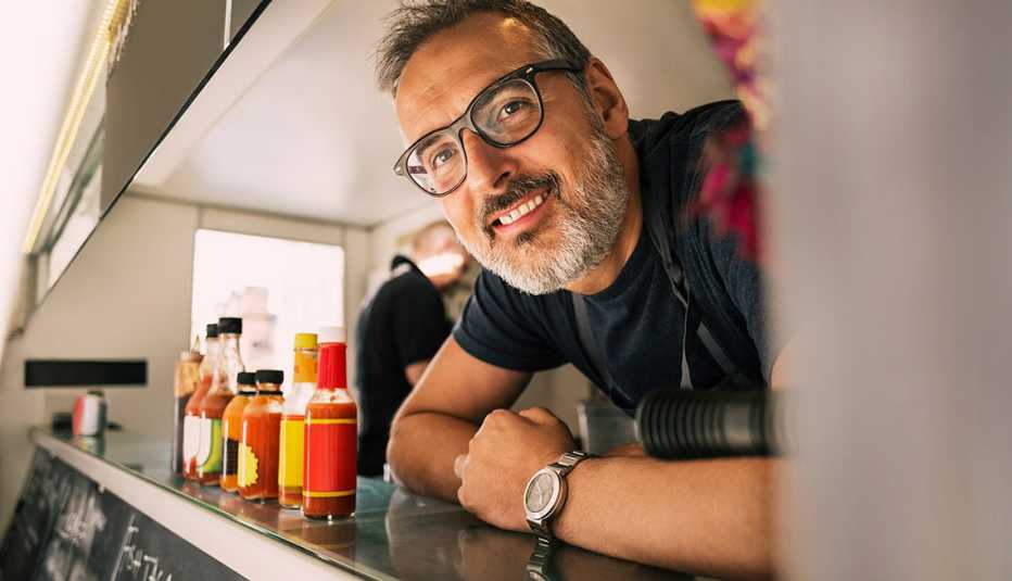 Hombre sonriendo dentro de un camión de comida