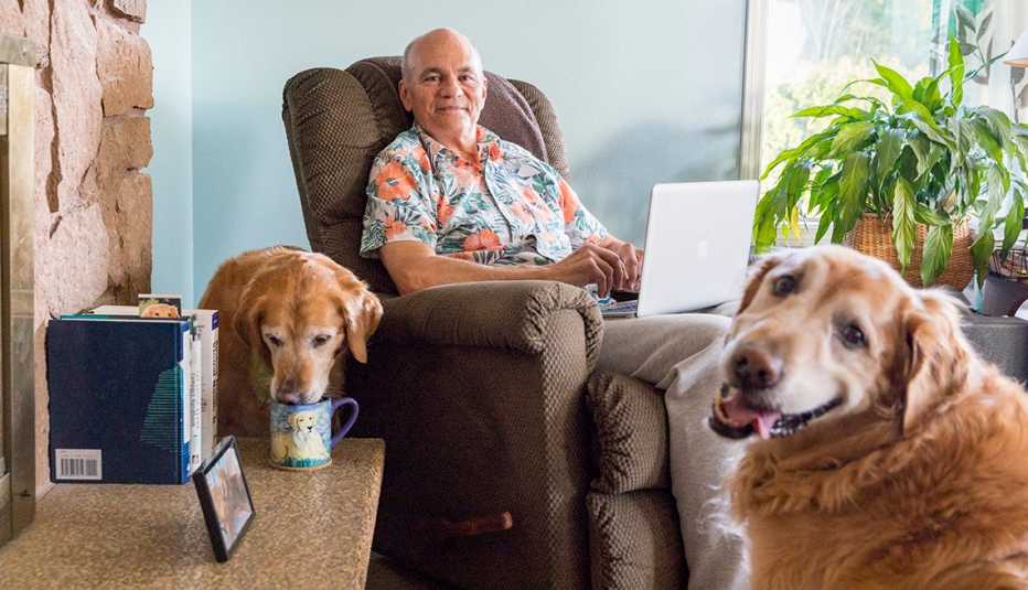 Jim Ratzlaff trabajando desde la casa.