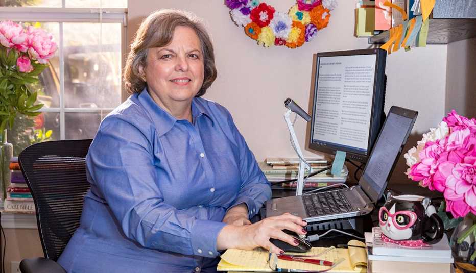 Diana Hood trabajando desde la oficina de su casa