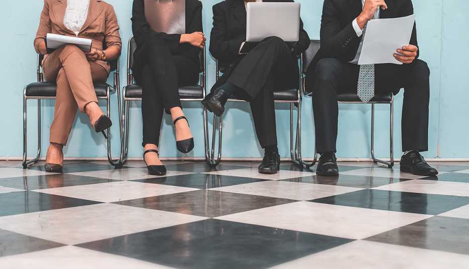 Línea de mujeres y hombres esperando a ser llamados