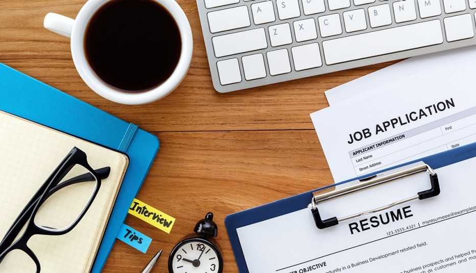 Solicitud de trabajo, gafas, cafe, y un teclado de computadora