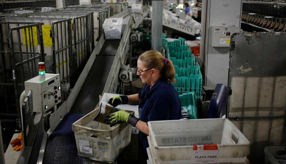 Trabjadora en oficina de distribución del Correo Postal de Estados Unidos.
