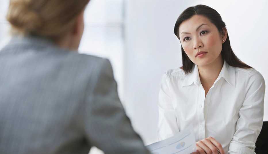 Mujer presentando una entrevista de trabajo ante otra mujer 