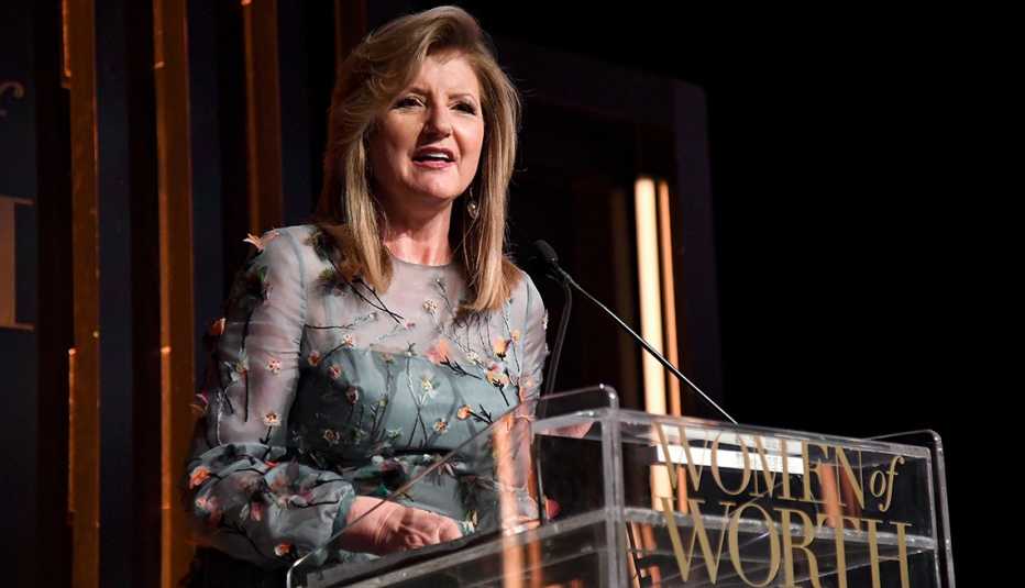 Arianna Huffington en un escenario