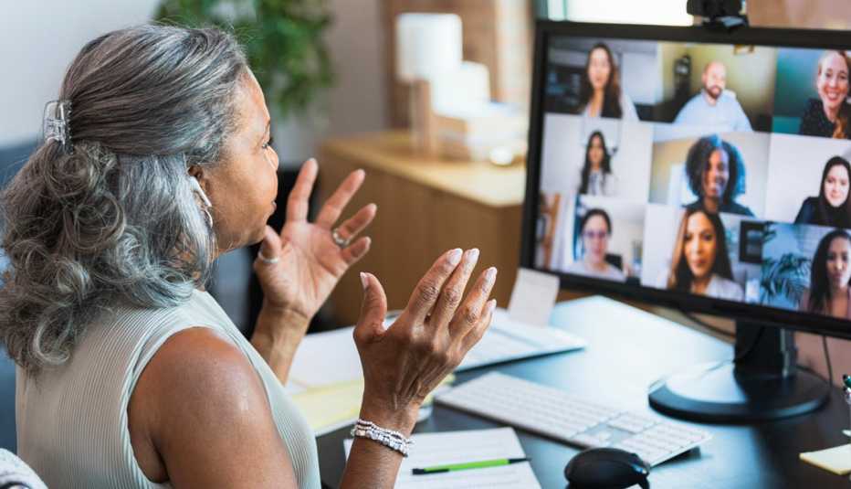 Mujer en una videoconferencia desde su oficina