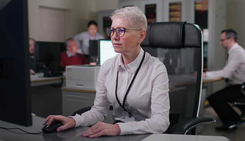 una mujer vestida de trabajo en un escritorio