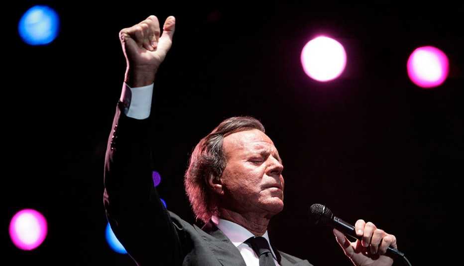 ¿En qué trabajaban antes de ser famosos? Julio Iglesias