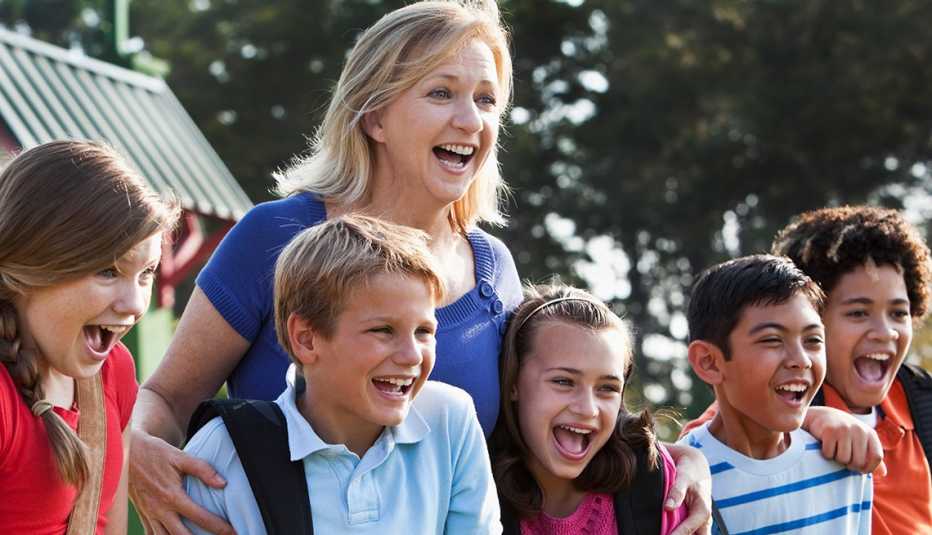 Profesora reunida con alumnos preadolescentes