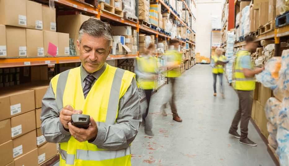 Supervisor de una bogeda con un apuntador digital en la mano - El valor de los trabajadores mayores