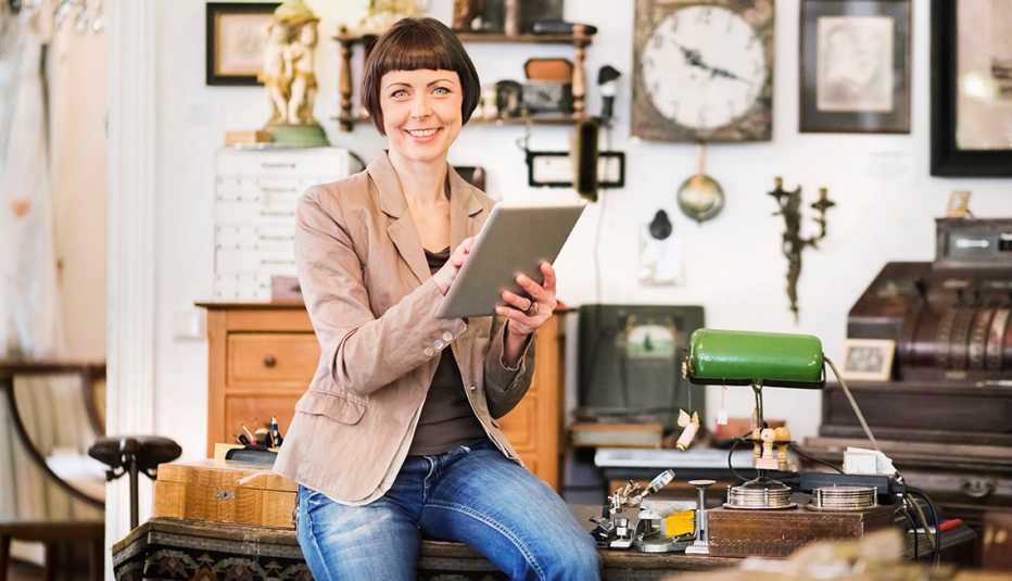 Mujer sentada en un escritorio