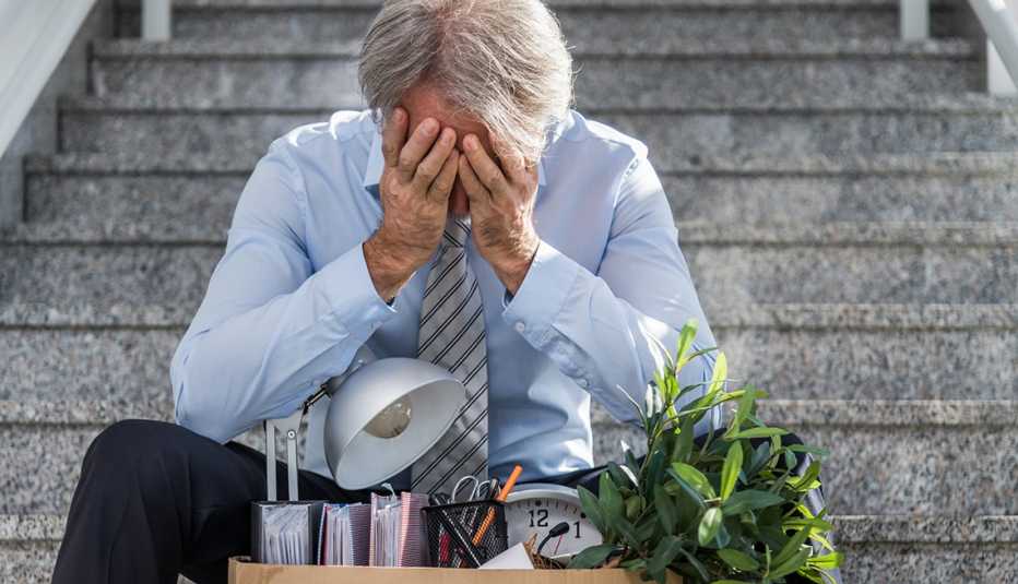 Un hombre mayor después de ser despedido de su trabajo