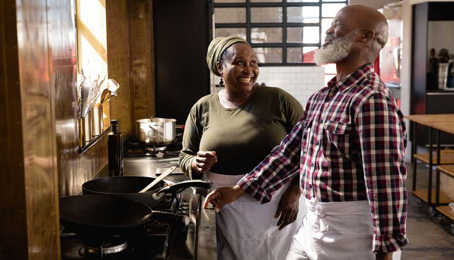Pareja mayor cocinando