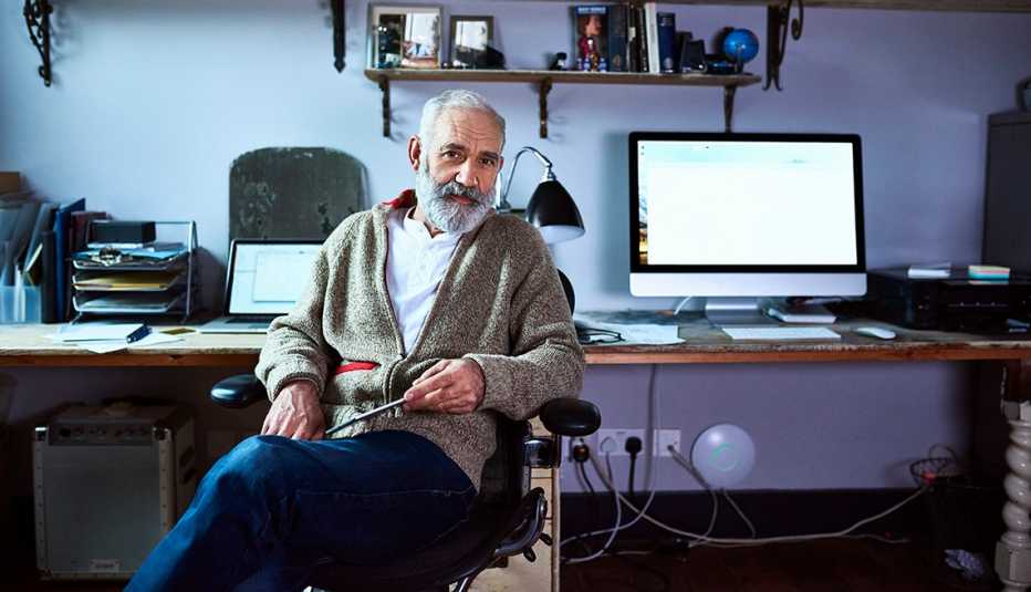Hombre mayor sentado en un escritorio