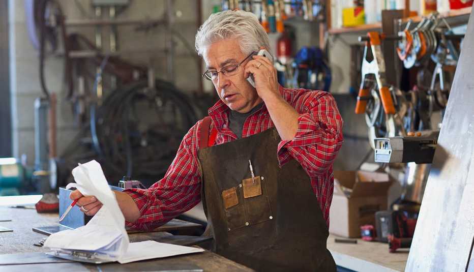 Hombre trabajando en un taller